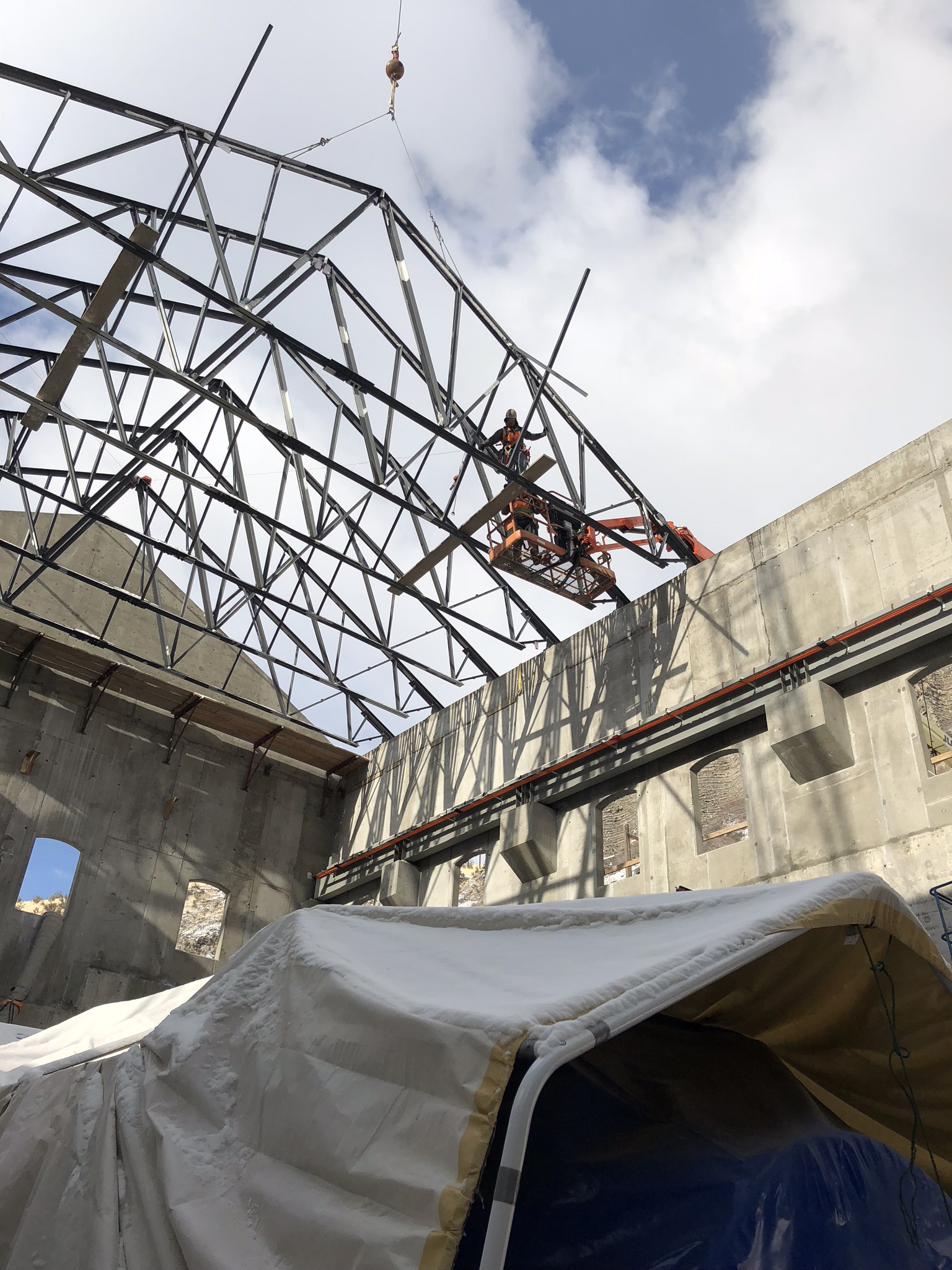 Roof construction on the new Olmsted Hydroelectric Power Plant